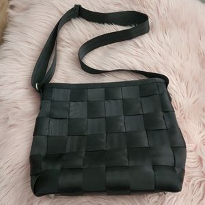 Harvey's Seatbelt Bag black woven crossbody messenger bag